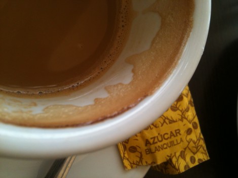 Bildausschnitt : eine Tasse Café con leche mit Azucar ist zu sehen.