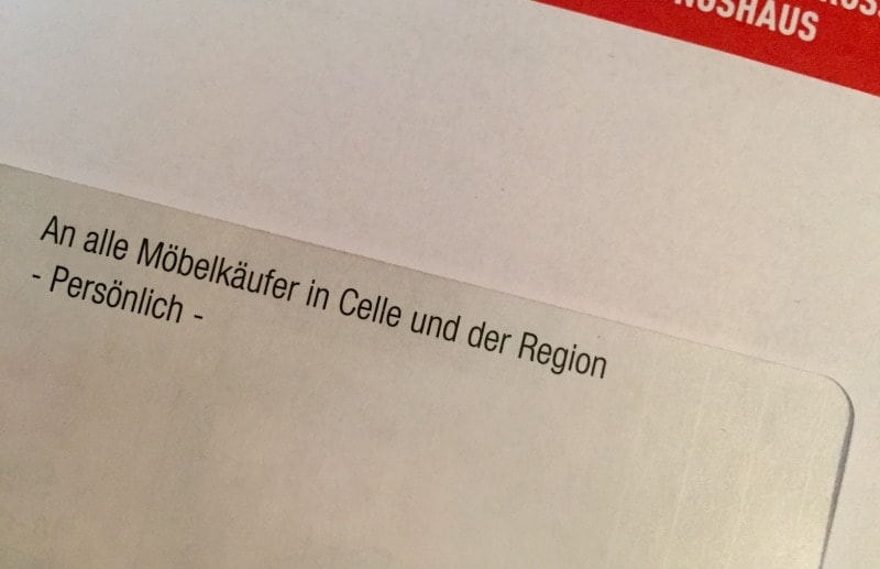Auf dem Bild ist ein Umschlag eines Mailings mit einer richtig unpersönlichen Adresse abgebildet: an alle Möbelkäufer in Celle und der Region persönlich