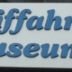 Schild, auf dem Schifffahrtsmusum in alter Rechtschreibung mit zwei "f" zu lesen ist