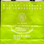 Auf dem Foto ist eine Tasche aus der japanischen Stadt Kobe zu sehen, die ganz in deutscher Sprache beschriftest ist
