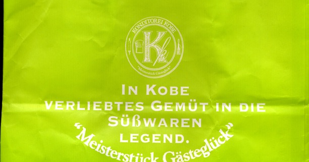 Auf dem Foto ist eine Tasche aus der japanischen Stadt Kobe zu sehen, die ganz in deutscher Sprache beschriftest ist