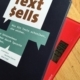 Auf dem Bild ist das Buch "Text sells" zu sehen, das auf einer Waage liegt.
