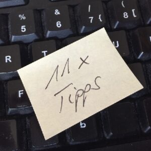 Auf dem Foto ist ein Post-it zu sehen, dort steht "11 x Tipps" - für die Textbearbeitung