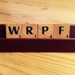 Auf dem Bild sind Scrabble-Buchstaben zu sehen, die das Fantasiewort "WRPF" bilden.
