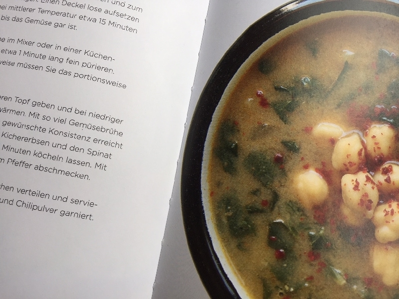 Auf dem Bild ist eine Seite des Buches "Suppe für Syrien" zu sehen.