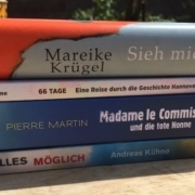 Bücherstapel mit unter anderem dem Buch des Monats: "66 Tage. Eine Reise durch die Geschichte Hannovers".