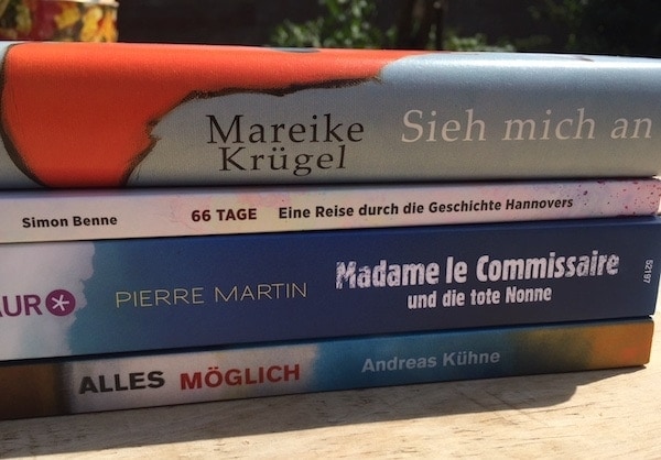 Bücherstapel mit unter anderem dem Buch des Monats: "66 Tage. Eine Reise durch die Geschichte Hannovers".