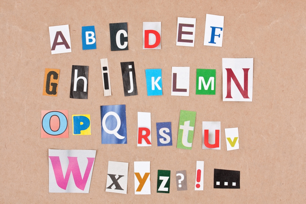 Ausgeschnittene Papierbuchstaben bilden das Alphabet