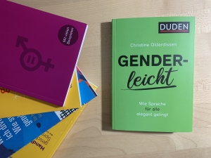 Mehrere Bücher zum Thema Gendern sind zu sehen. Unter anderem das im Post besprochene: "Genderleicht. Wie Sprache für alle elegant klingt".
