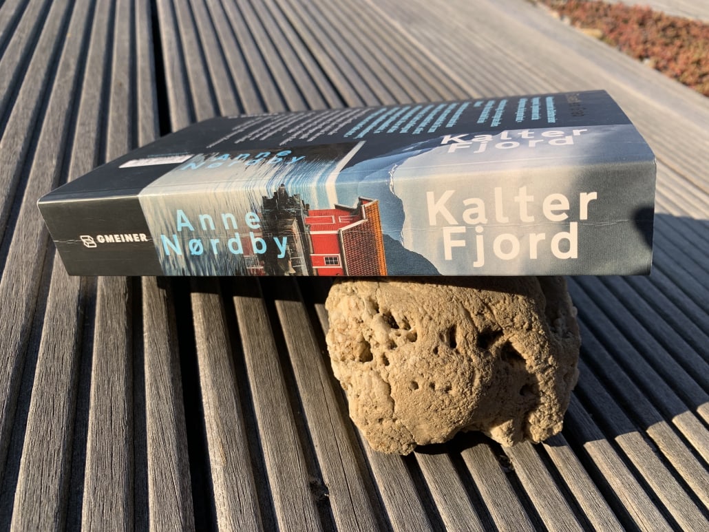Auf dem Bild ist das Buch „Kalter Fjord“ von Anne Nordby zu sehen.