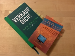 Zwei Bücher übers Präsentieren sind zu sehen: Auf die virtuelle Bühne! von Hilge Kohler und VERKAUF DICH! von Jochen Rädeker