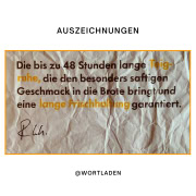 Brottüte mit Aufdruck und mit verschieden farbigen Schriften. Korrekt ist dort ein Komma ebenfalls in einer anderen Schrift ausgezeichnet.