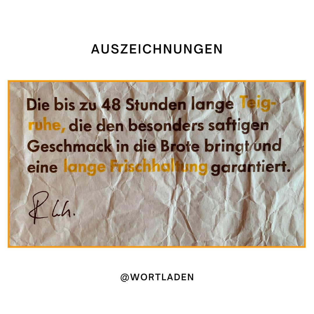Brottüte mit Aufdruck und mit verschieden farbigen Schriften. Korrekt ist dort ein Komma ebenfalls in einer anderen Schrift ausgezeichnet.