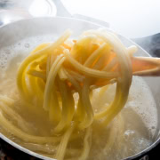 Foto: Detail heiße Nudeln im kochenden Wasser