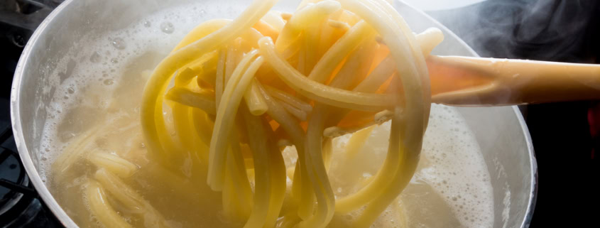 Foto: Detail heiße Nudeln im kochenden Wasser