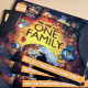 Foto: aufgefächerte Weihnachtskarten aus dem Wortladen. Ein friedvolles neues Jahr wird gewünscht, als Motiv ist eine beleuchtete Kirche zu sehen, auf der „We are all one Family“ projiziert wurde.